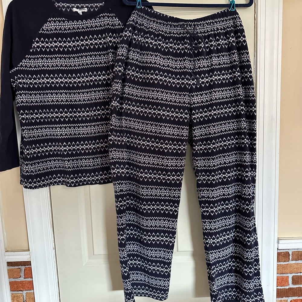 Women’s size 1X soft fleece 2piece pajamas. Sonoma brand. Gently worn.